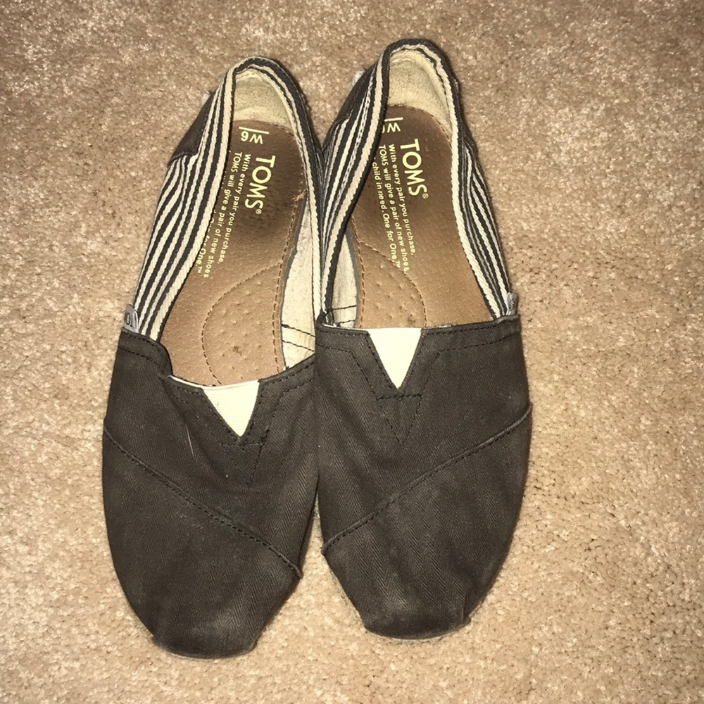 Black and off white toms